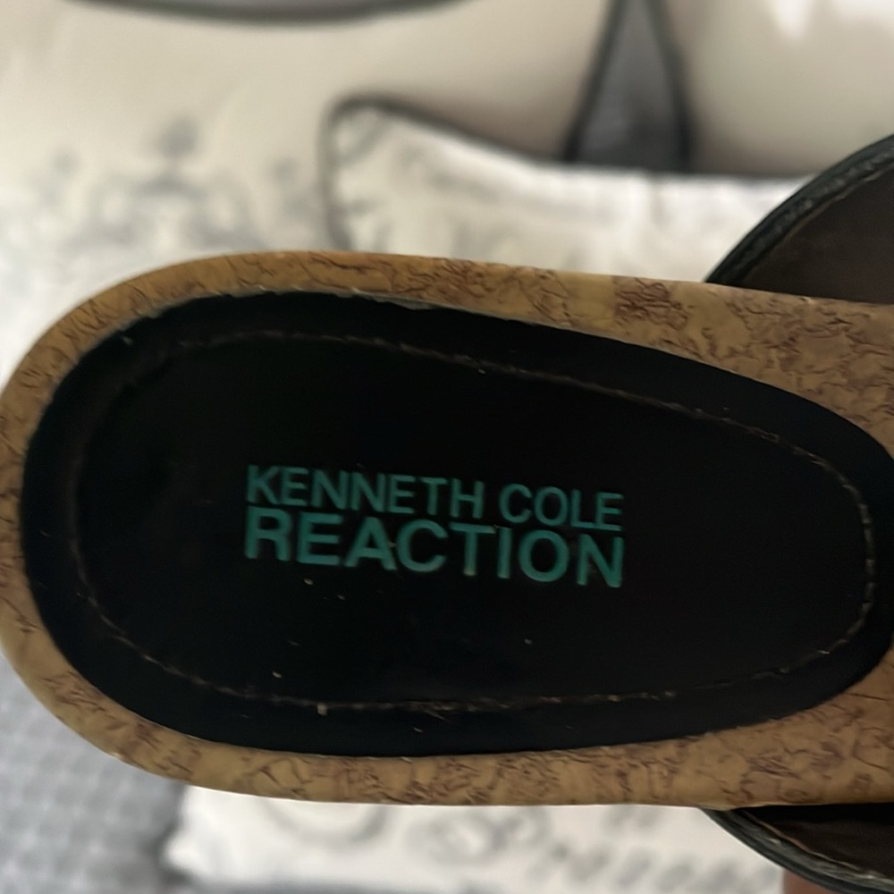 Kenneth Cole Green and Black Sandals with Elegant Detailing - Picture 2 of 7